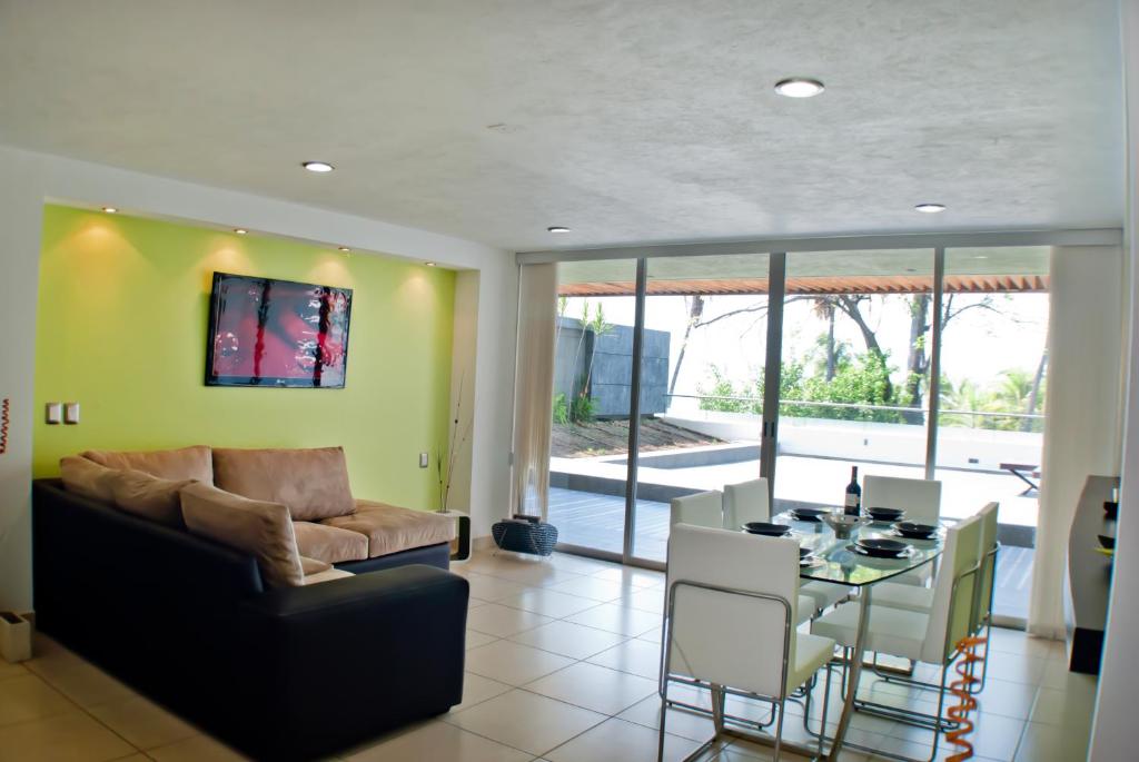 Ramada by Wyndham Acapulco Hotel & Suites photo