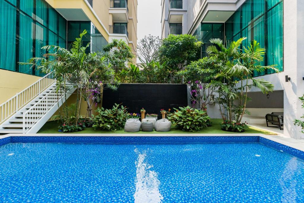 Swimming pool