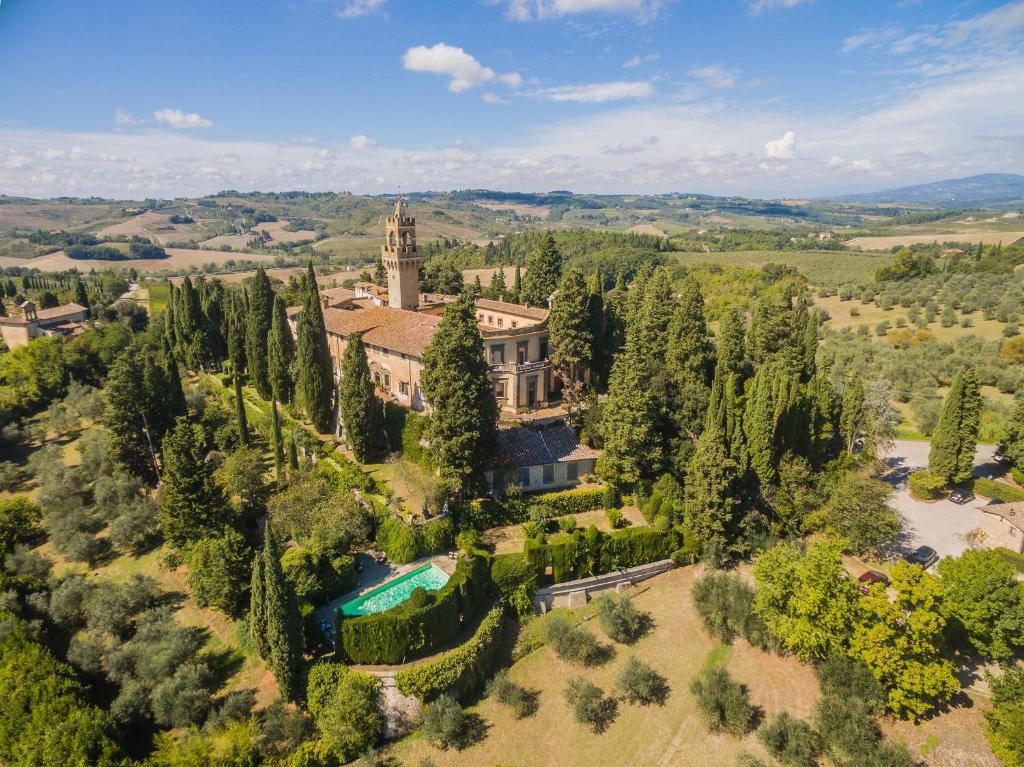 Castello di Montegufoni by PosarelliVillas — Hotel in Montespertoli