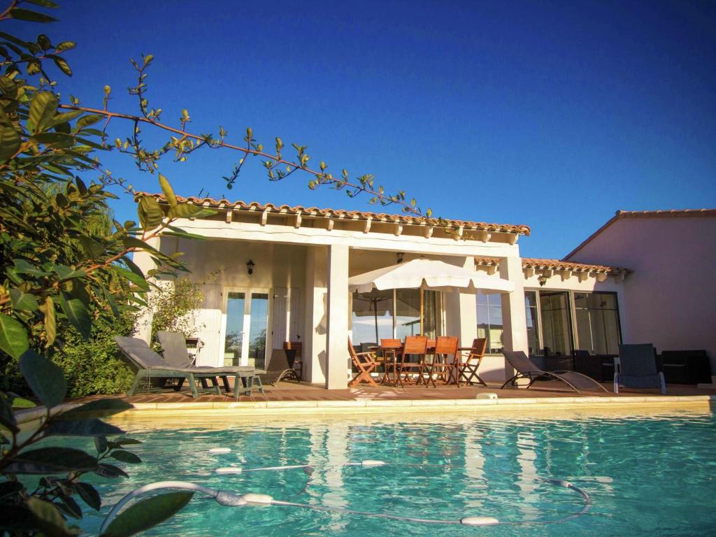 Beautiful Holiday Home with Swimming Pool in Narbonne