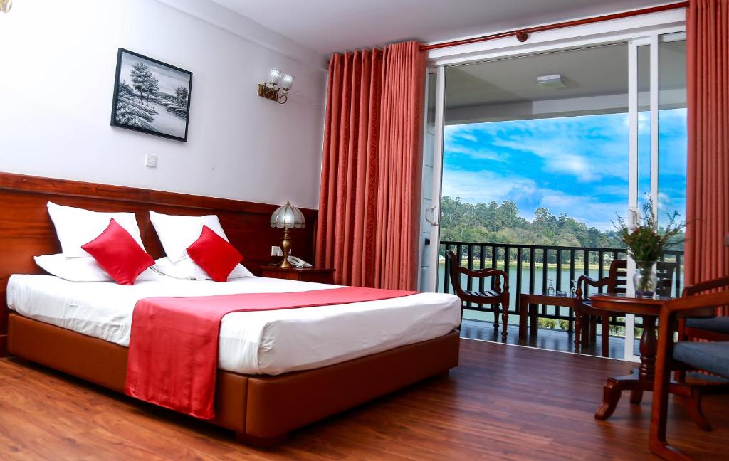 Royal Lake Hotel photo
