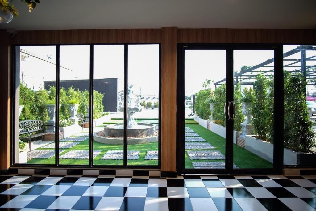 O區機場旅館 (The O-Zone Airport Inn)