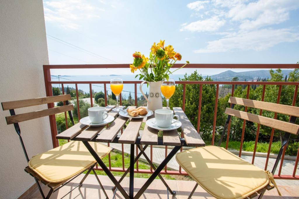 Villa Pergola-Apartment Toni — Hotel in Mlini