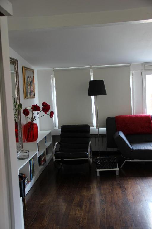 A LOVELY, SUNNY, ARTISTIC LOFT - 2