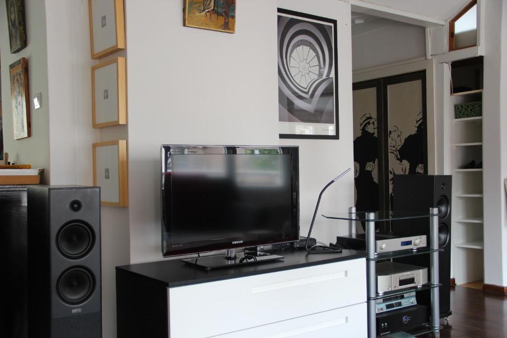 A LOVELY, SUNNY, ARTISTIC LOFT - 3