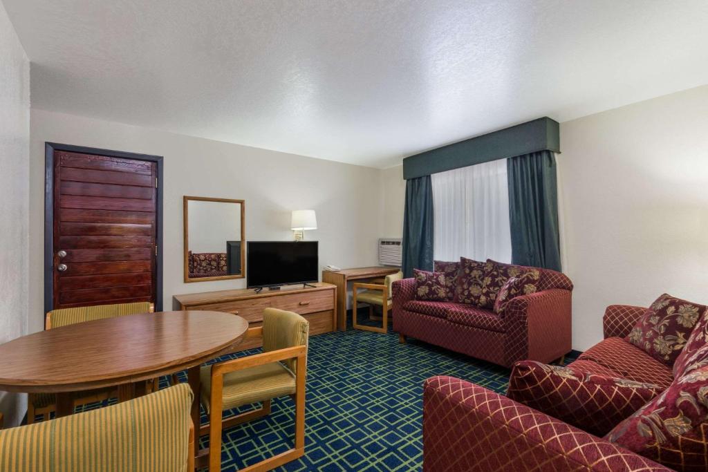 Super 8 By Wyndham Ruidoso Photo 1