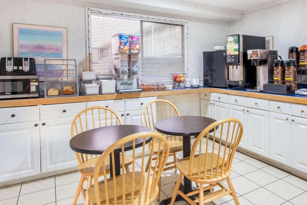 Super 8 By Wyndham Bishop Photo 24