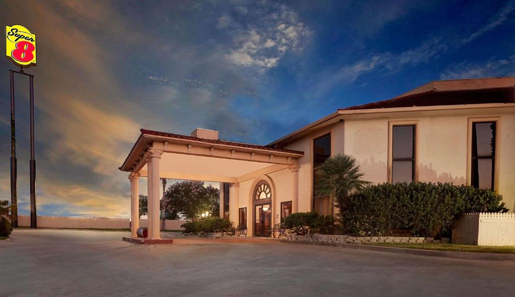 Super 8 By Wyndham Corpus Christi Northwest photo