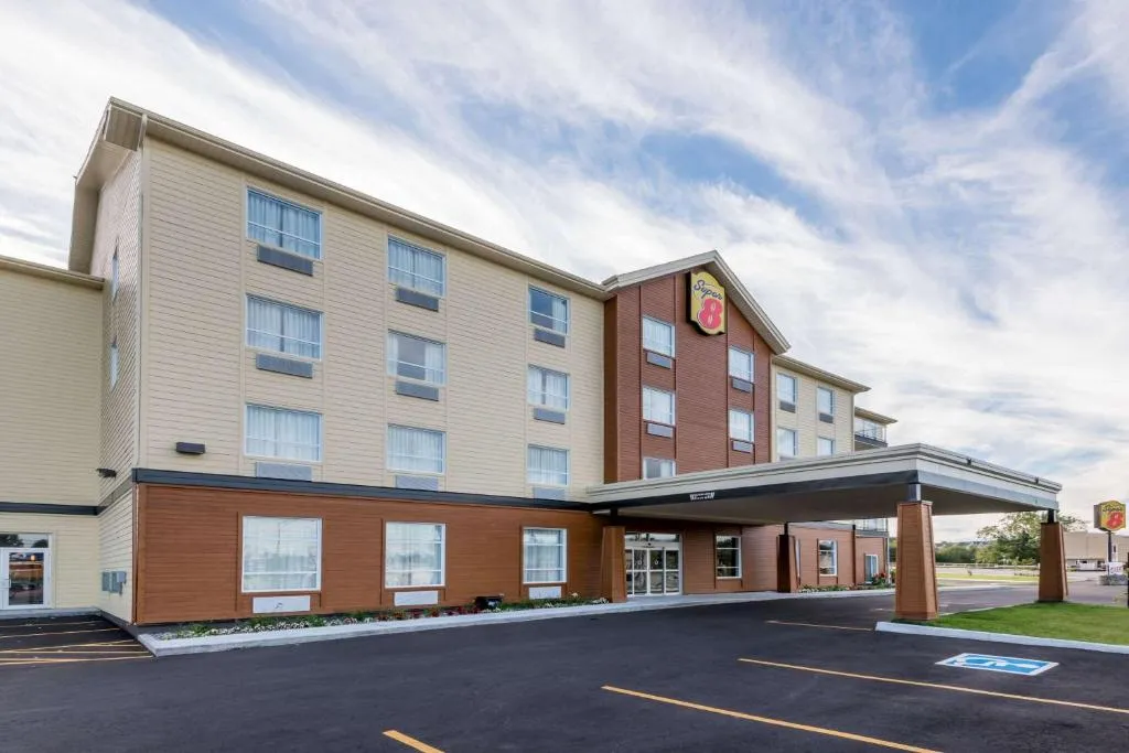 Super 8 by Wyndham Mont Laurier, hotel in Mont-Laurier