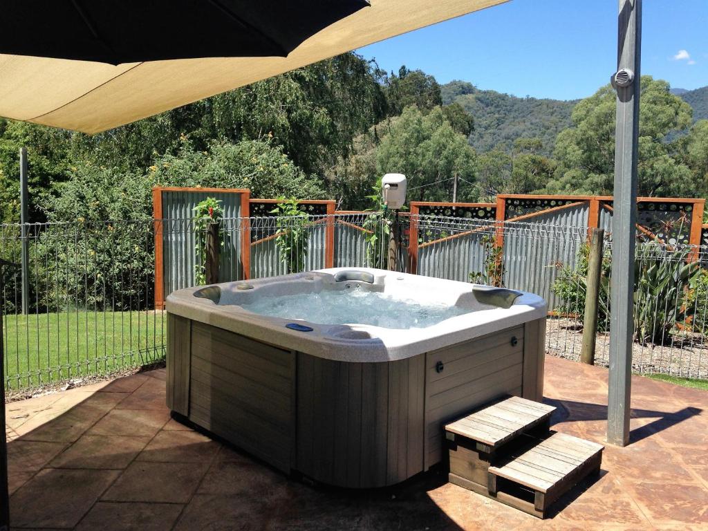 Swimming pool, Snow View Holiday Units in Tawonga