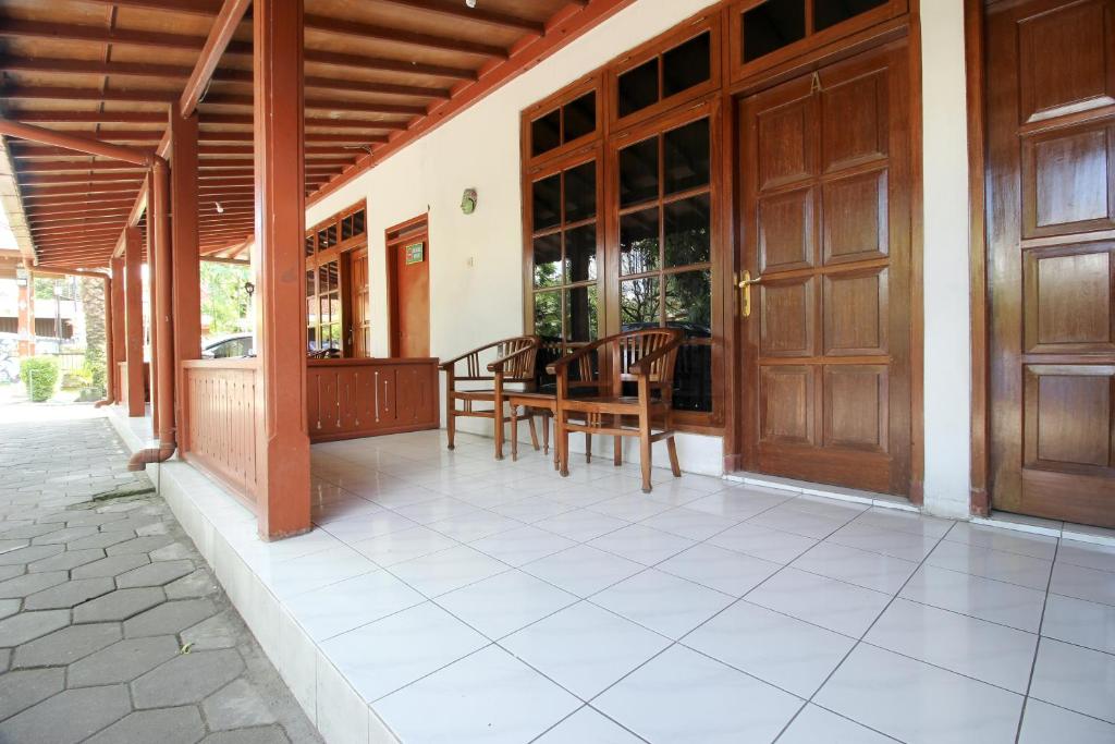 RedDoorz Plus near Alun Alun Selatan 2