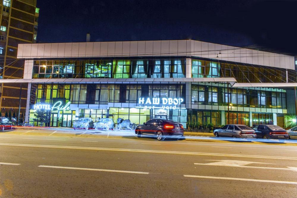 Эрик - порно актер.