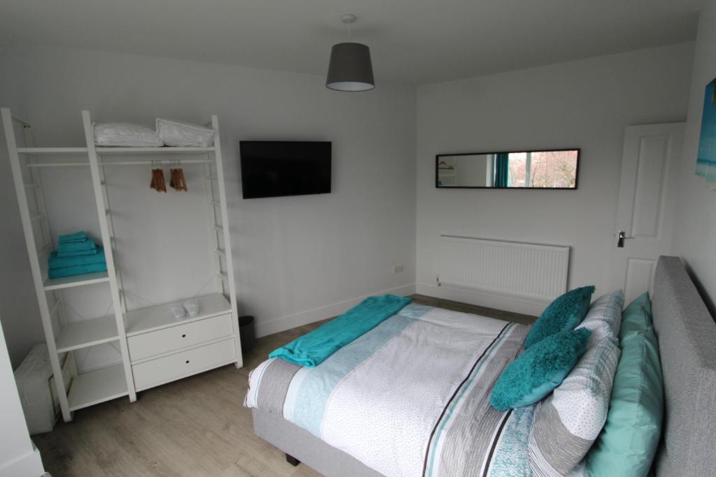 2 Serviced Apartments in Childwall-South Liverpool - Each Apartment Sleeps 6 photo