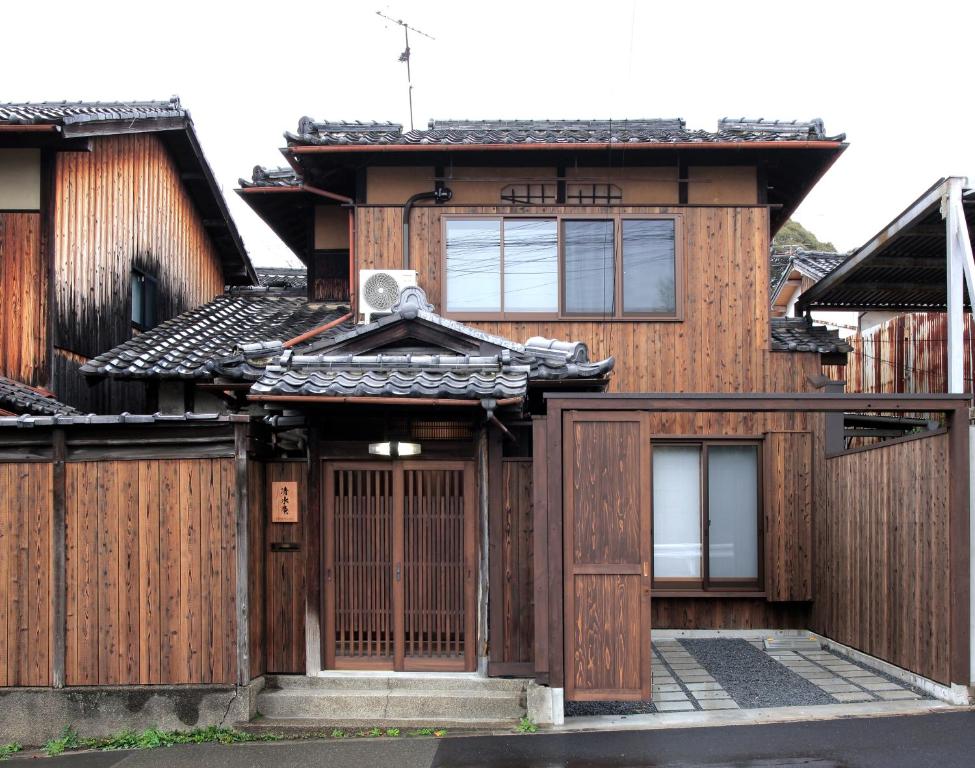 Kiyomizuan 清水庵 車庫2台可 ビフォアアフターの匠 坂田基禎さん改築の京町家 photo