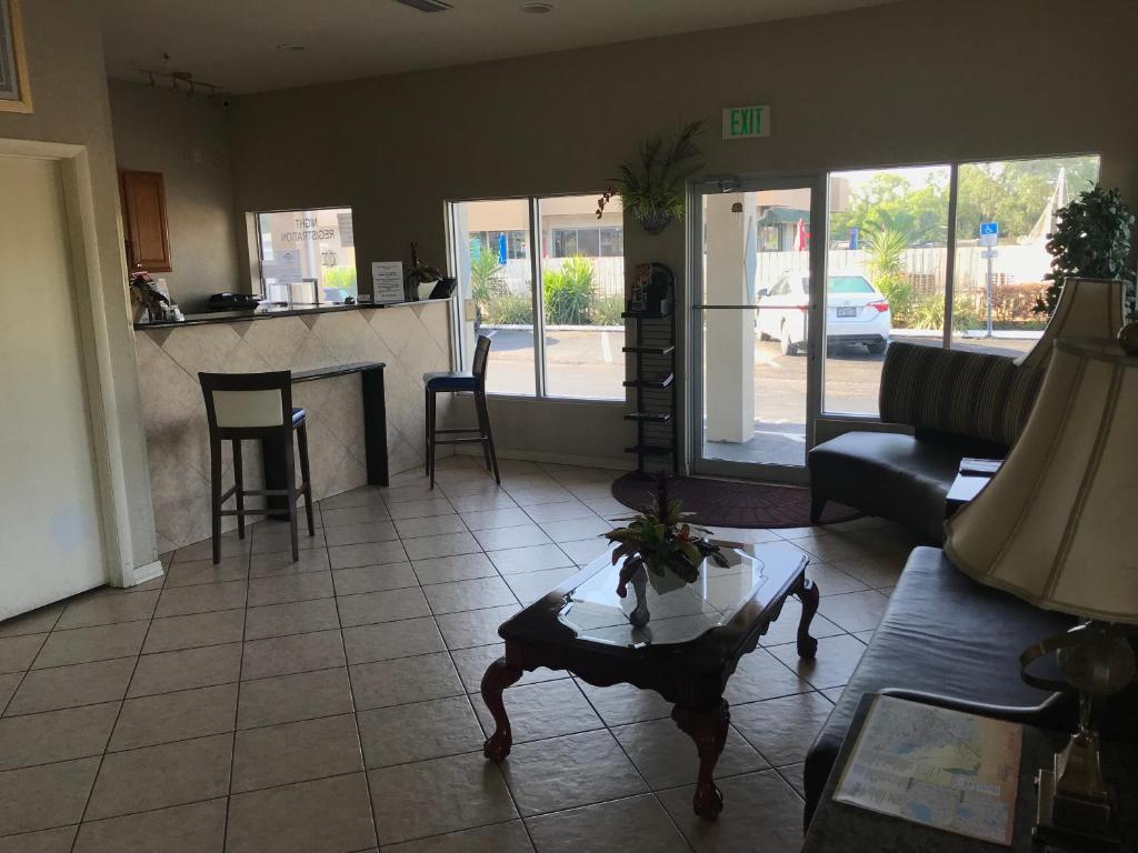 Royale Inn photo