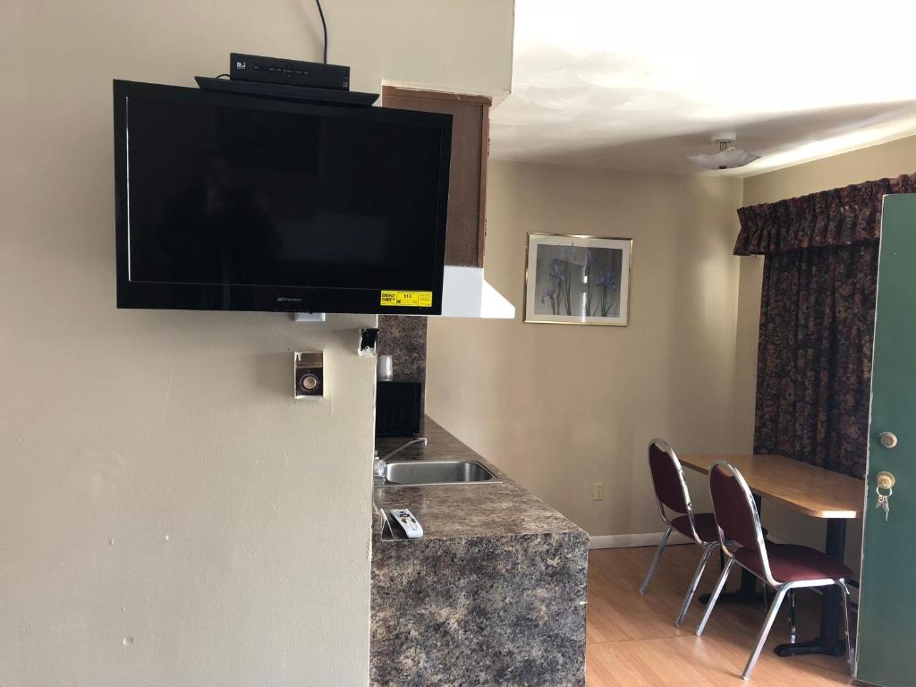 Village Inn Motel Holt Photo 5