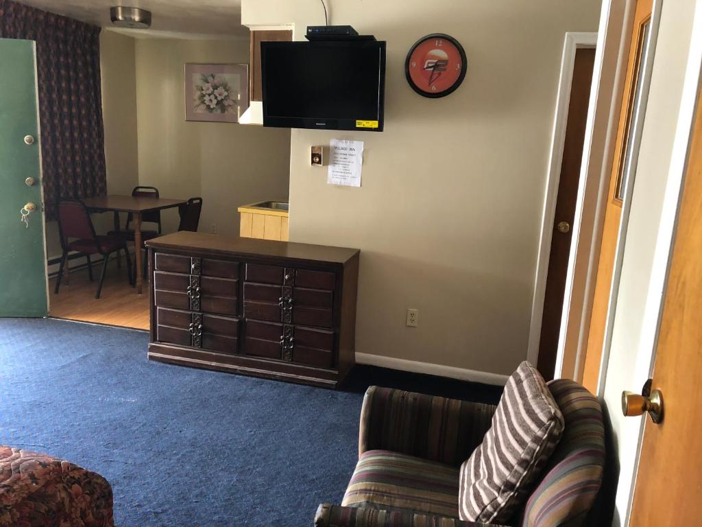 Village Inn Motel Holt Photo 8