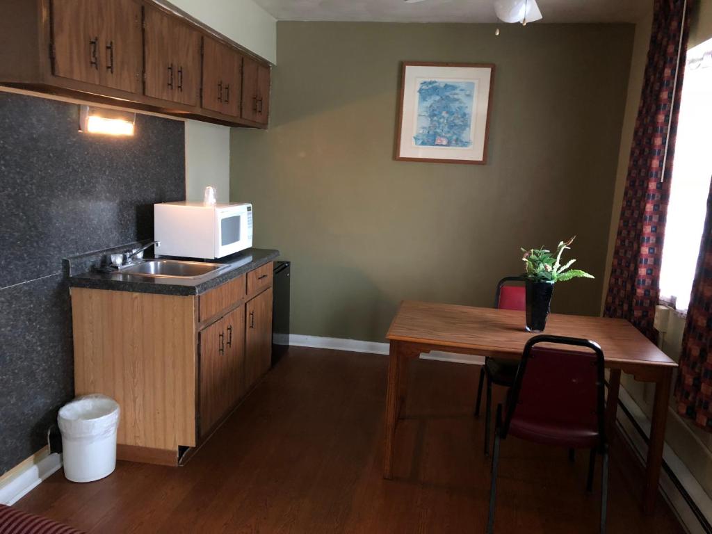 Village Inn Motel Holt Photo 15