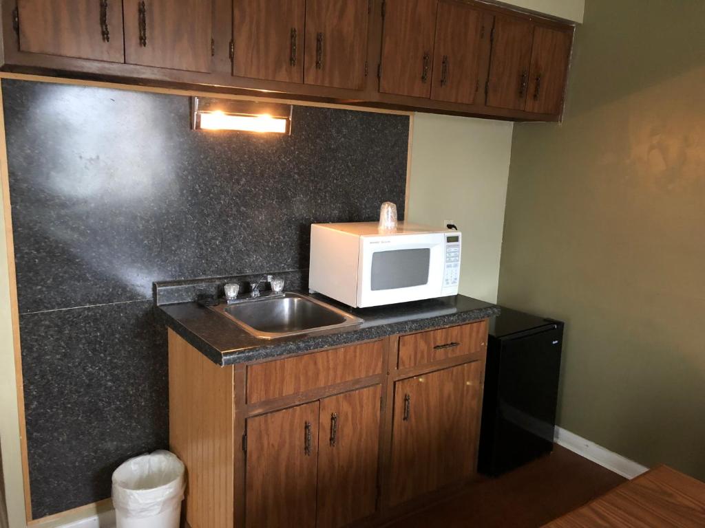 Village Inn Motel Holt Photo 16