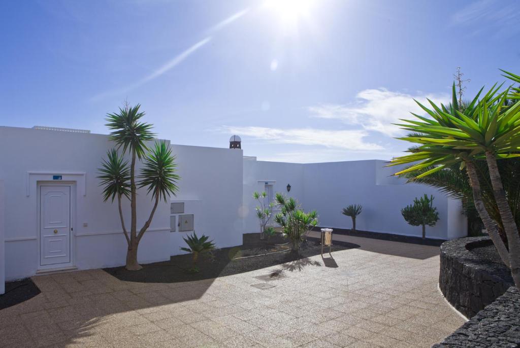 Apartamentos LIVVO Coloradamar — Hotel building in Playa Blanca, Canary Islands