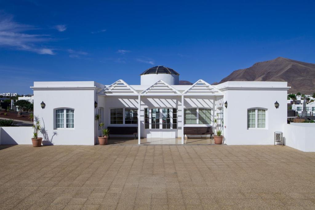 Apartamentos LIVVO Coloradamar — Hotel building in Playa Blanca, Canary Islands