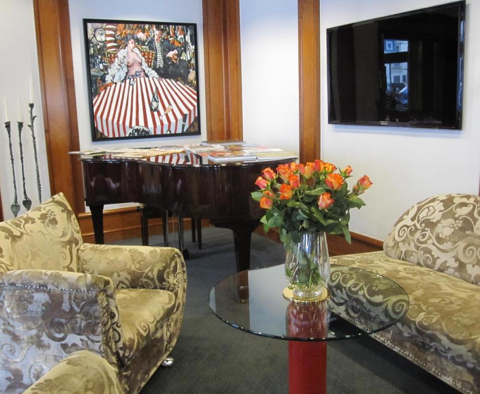The New Midi Hotel photo