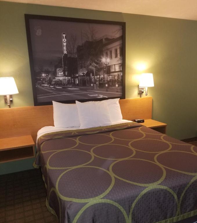 Super 8 By Wyndham Redmond photo