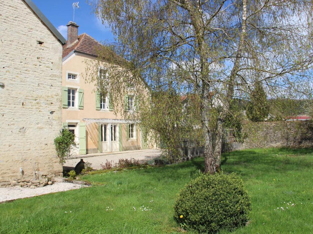 Beautiful country house with enclosed garden in green surroundings in Burgundy