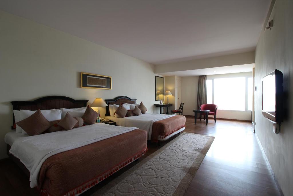 Hotel Minerva Grand 건물 전경 또는 근처 거리