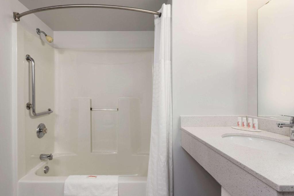 Super 8 By Wyndham Winnipeg West Photo 33