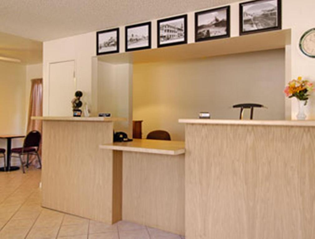 Super 8 By Wyndham Red Bluff photo