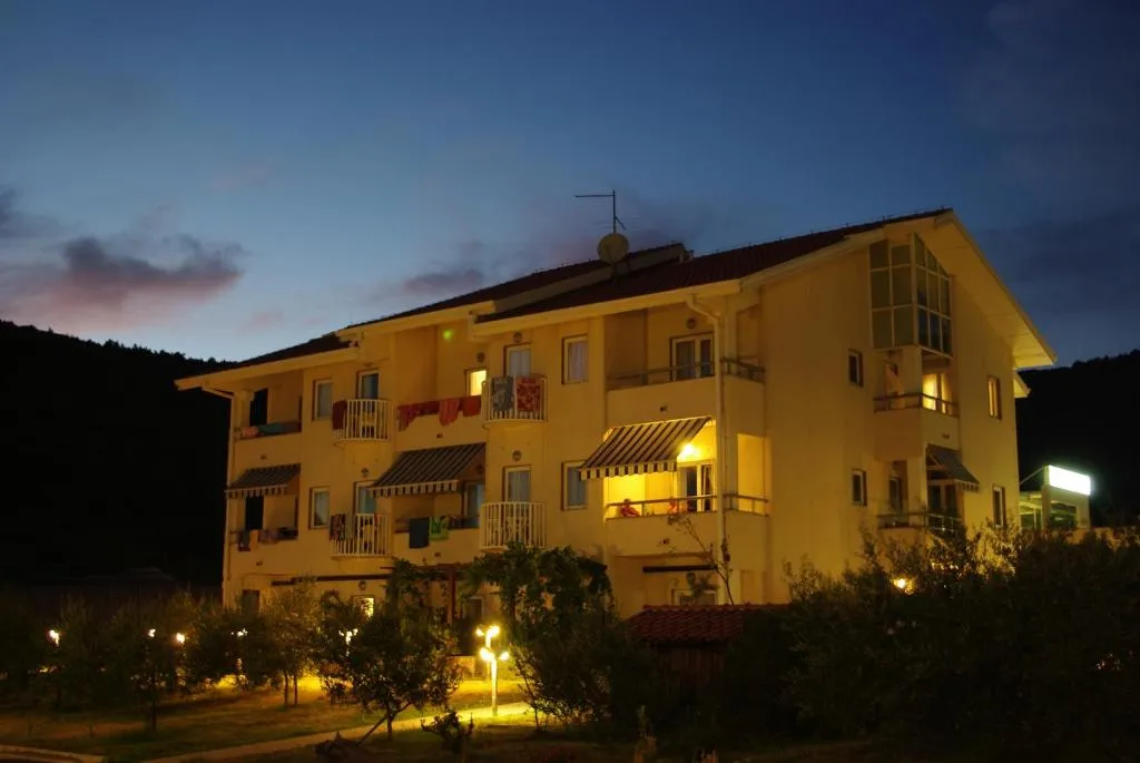 Hotel Zlatni Lav，位于马丁斯契卡的酒店