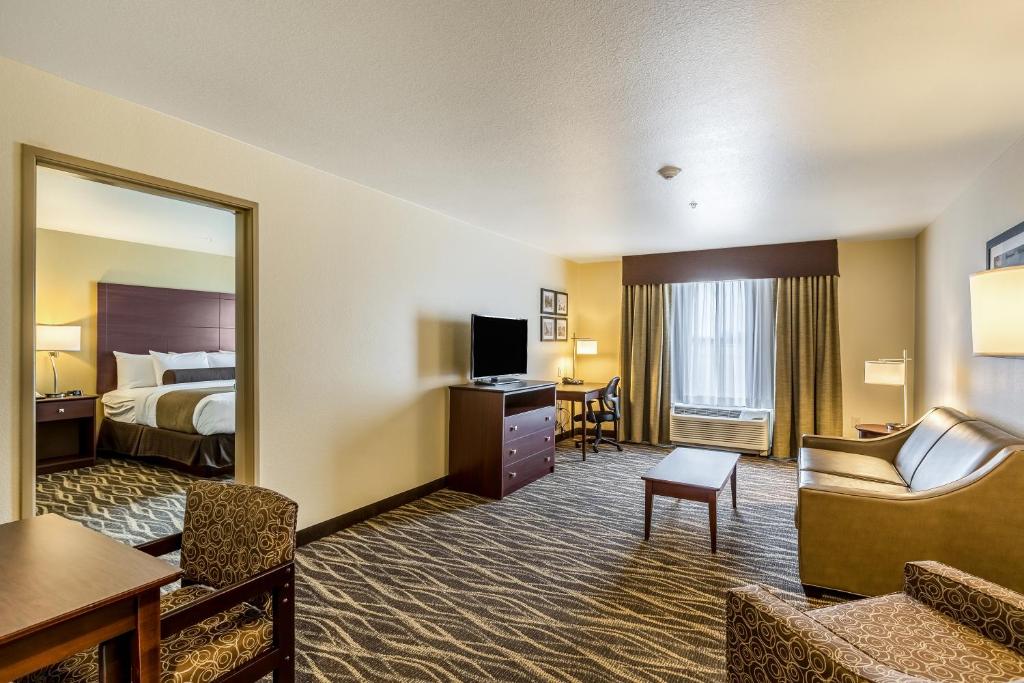 Cobblestone Hotel & Suites - Hartford photo