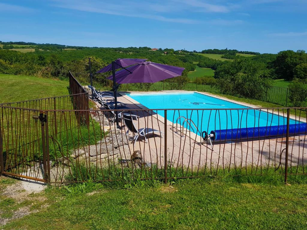 House with private, heated swimming pool and nature park, beautiful views.