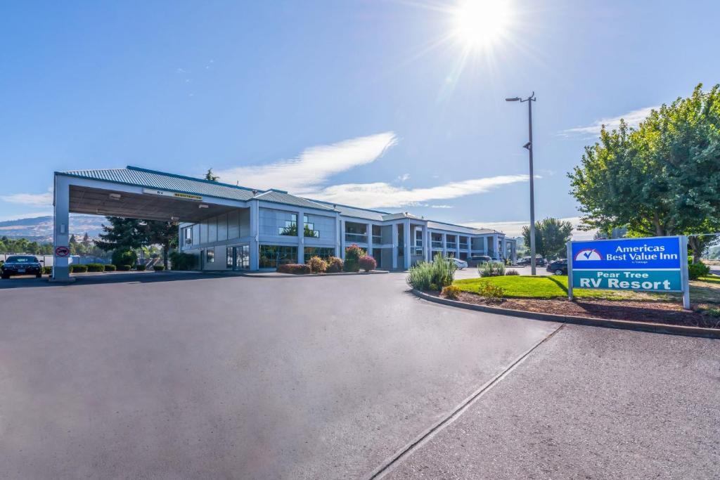 Americas Best Value Inn Phoenix Ashland photo