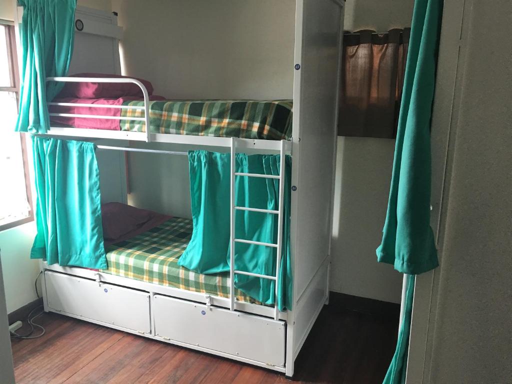 Tempat Tidur di Kamar Asrama Pria 6-Tempat Tidur