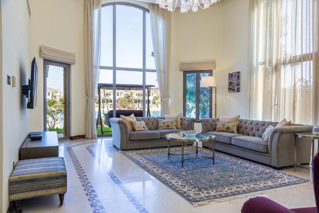 Chic 5BR Villa with Private Pool on Palm Jumeirah — Hotel in Dubai