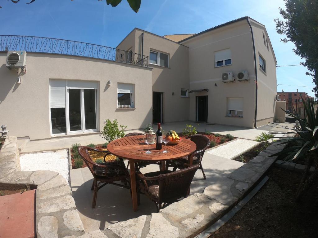Faveria Apartments Amphitheater with FREE Parking — Hotel in Pula