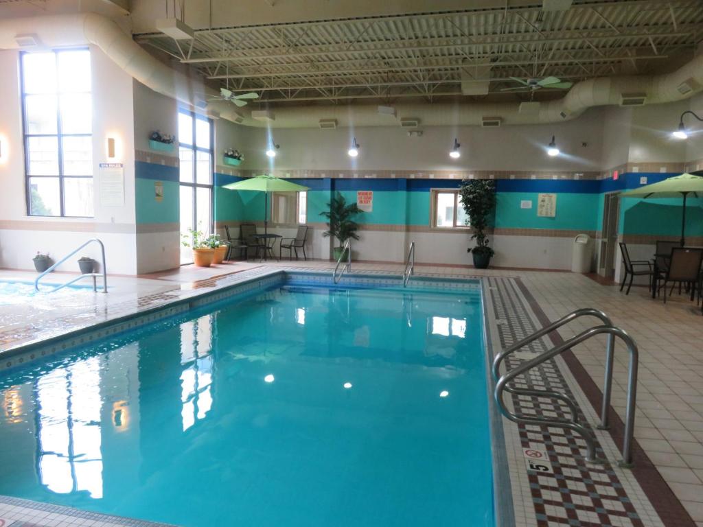 Baymont Inn & Suites by Wyndham Fargo photo