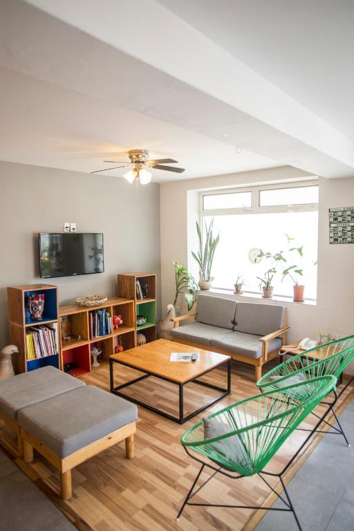 Shared lounge/TV area, Hostal Tres Central in Tuxtla Gutierrez