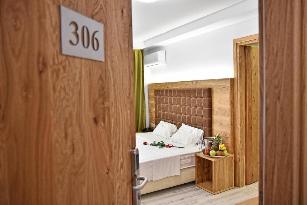 Artemis Hotel Apartments photo