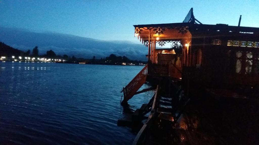 Jacqueline houseboat photo