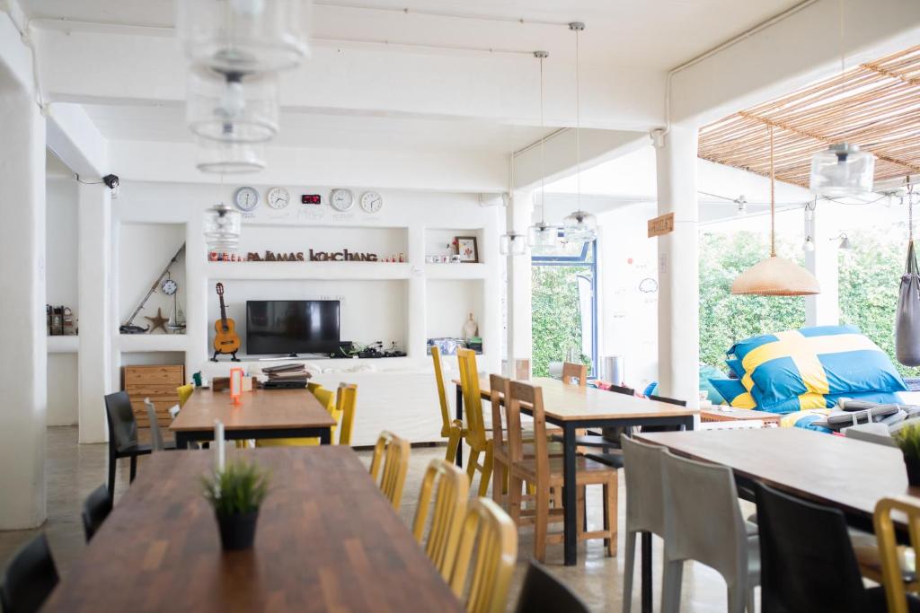 Shared lounge/TV area