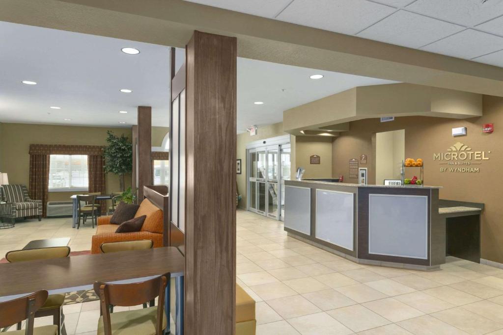 Microtel Inn &amp; Suites by Wyndham Minot — Hotel in Minot (ND)