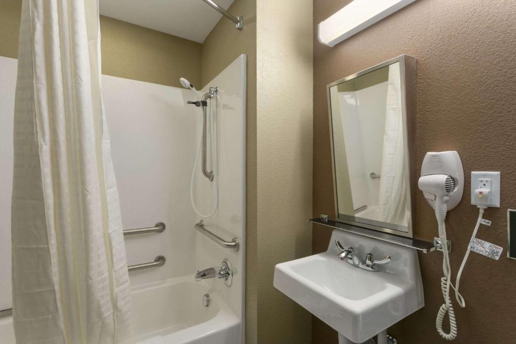 Microtel Inn & Suites by Wyndham Minot photo