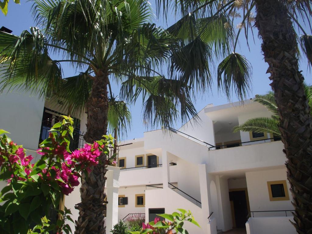 Oasis Beach Club — Hotel building in Kavos, Ionian Islands