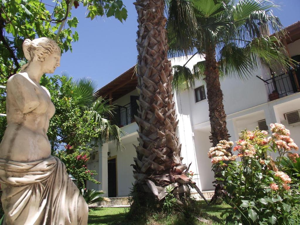 Oasis Beach Club — Hotel building in Kavos, Ionian Islands