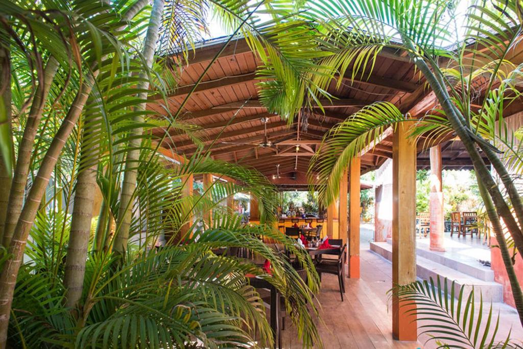 Sunrise Club Hotel — Restaurant & bars in Negril