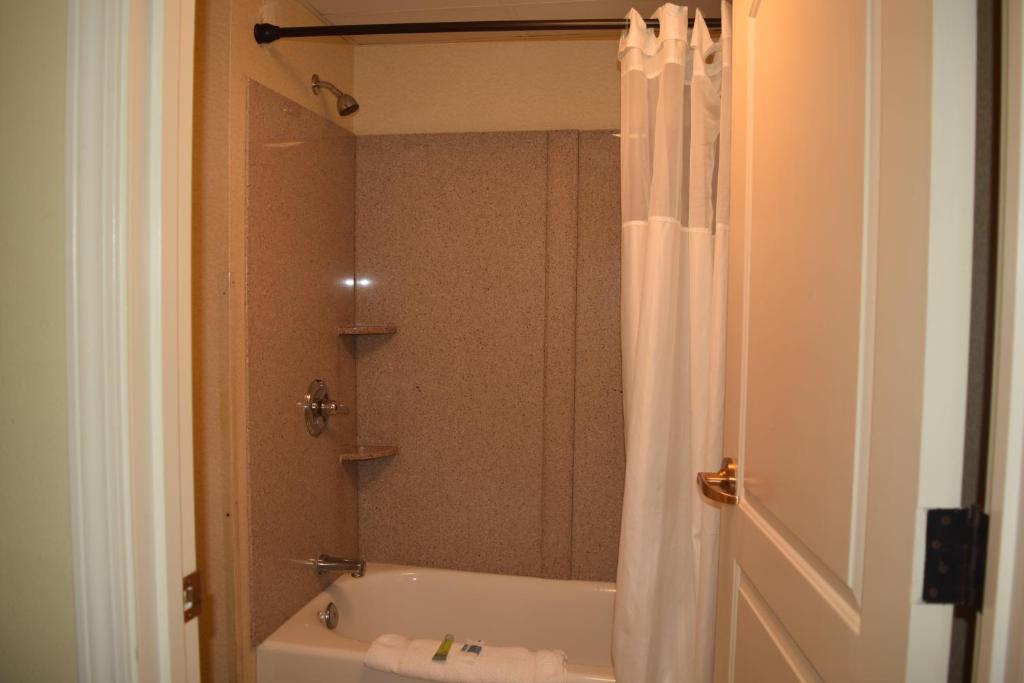 Atkinson Inn & Suites photo