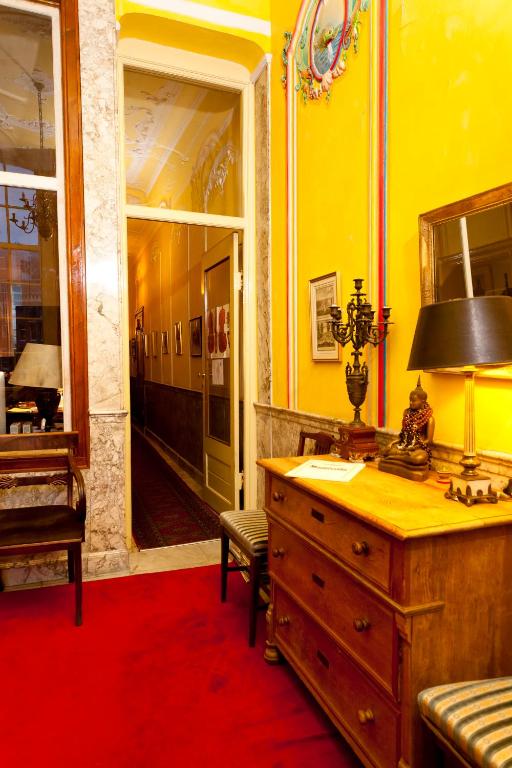 Classy Room 17th C Canalhouse photo